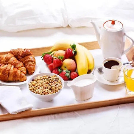 Complete Peacefully Situated Near The Airport 아파트 *